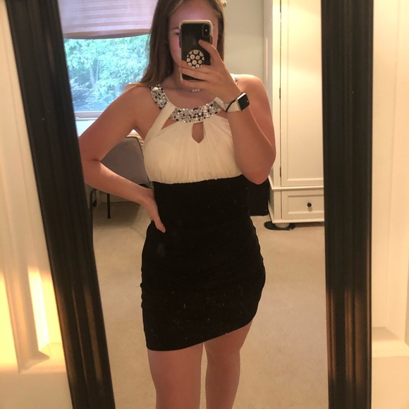 Fitted Ruffle Dress - Picture 4 of 4